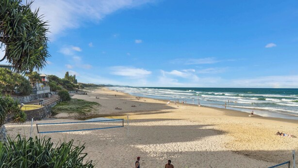 A beach volleyball court with a net, sand, and ocean in the background. - Tides & Tails Abode - Coolum Dog Friendly Home (Coolum Region)