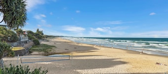 Tides & Tails Abode - Coolum Pet Friendly Home