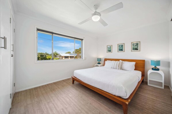 3 habitaciones, escritorio y tabla de planchar con plancha 