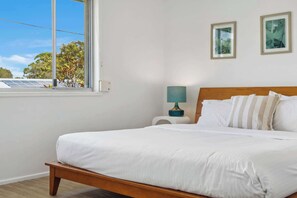 3 soverom, skrivebord, strykejern/-brett og reiseseng for barn