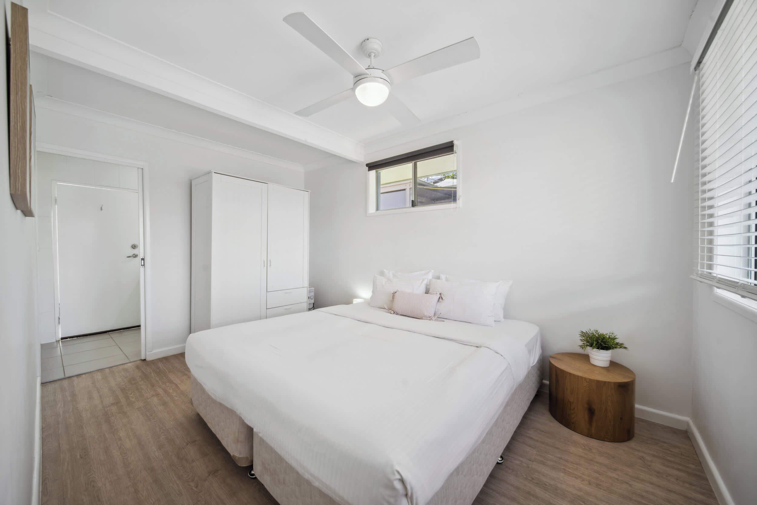 3 bedrooms, desk, iron/ironing board, travel cot