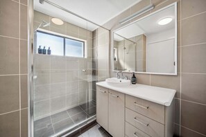 Bruser, hårtørrer, håndklæder, Shampoo