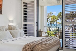 2 habitaciones, escritorio y tabla de planchar con plancha 