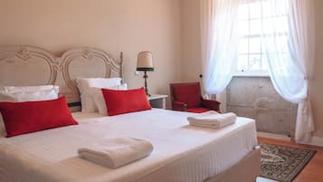 9 chambres, bureau, fer et planche Ă repasser, lit parapluie