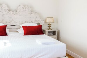 9 habitaciones, escritorio y tabla de planchar con plancha