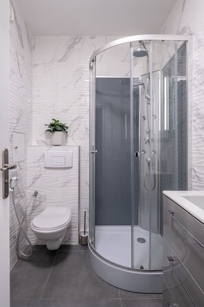 Secador de pelo y toallas