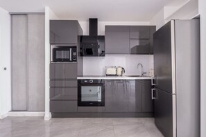 Kühlschrank, Mikrowelle, Ofen, Herdplatte