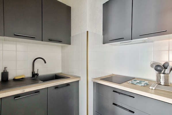 Fridge, microwave, stovetop, coffee/tea maker