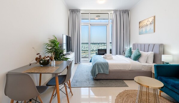 Iron/ironing board, free WiFi, bed sheets - Cosy Studio in Carson A Damac Hills (Dubai)