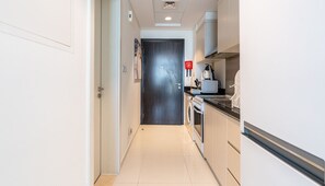 Fridge, microwave, oven, electric kettle - Cosy Studio in Carson A Damac Hills (Dubai)