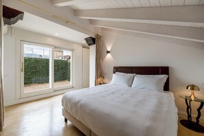 Cribs/infant beds, free WiFi, bed sheets