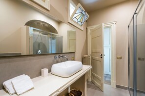 Shower, hair dryer, towels - Charming house with pool in Viagrande (Viagrande)