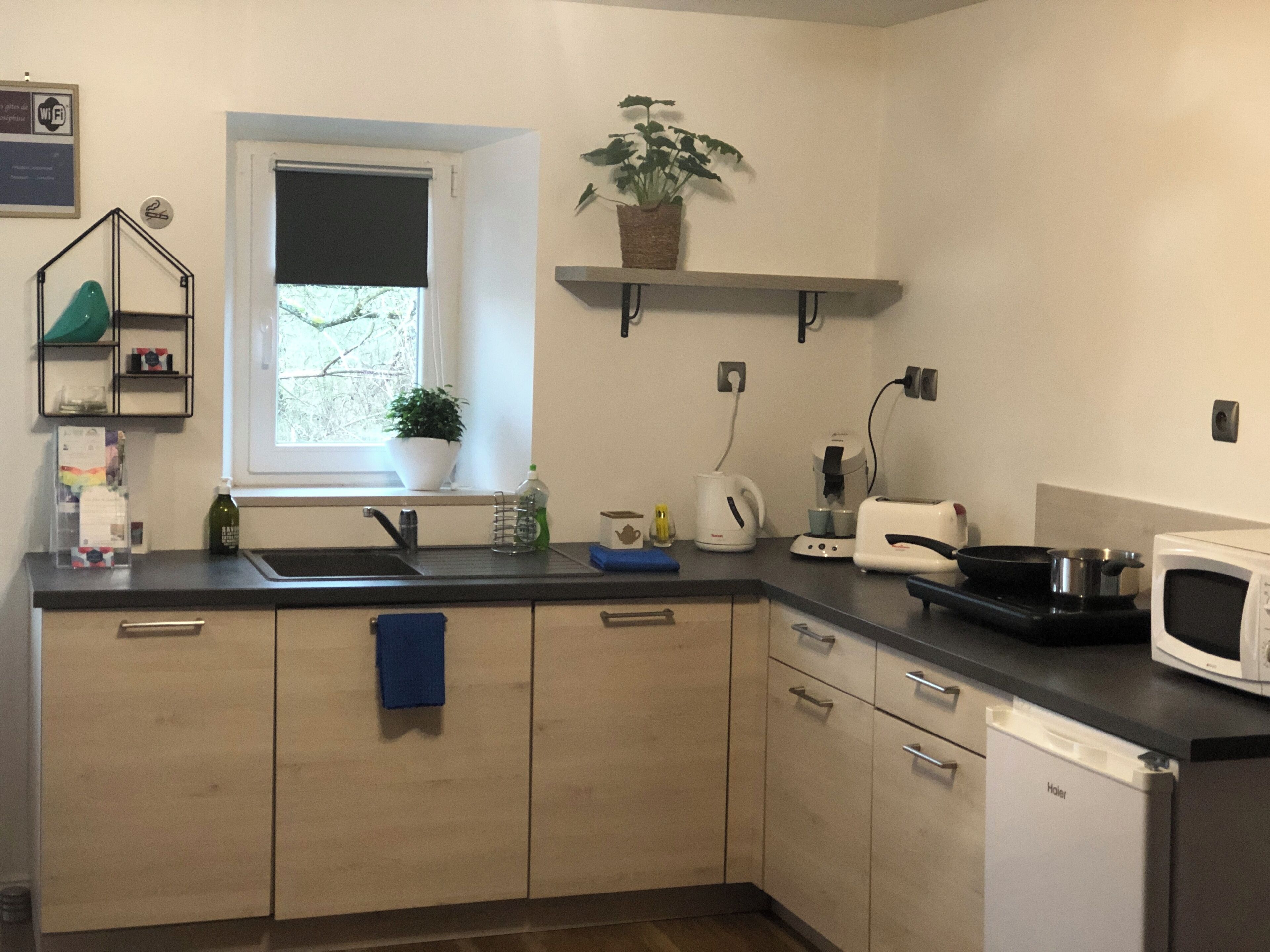 Frigorifero, microonde, piano cottura, macchina per tè/caffè