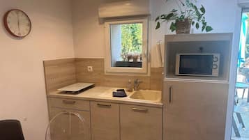 Fridge, microwave, oven, coffee/tea maker