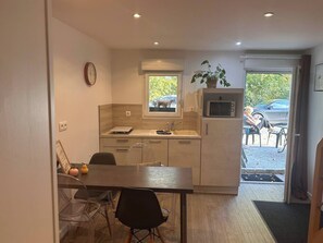 Réfrigérateur, micro-ondes, four, cafetière/bouilloire