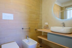 Een douche, een haardroger, een bidet, handdoeken