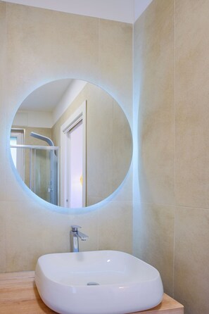 Dusche, Haartrockner, Bidet, Handtücher