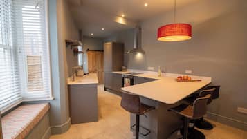 House, 3 Bedrooms, City View | Dining room