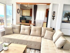 Apartment, 2 Bedrooms, Accessible, Smoking | Living room