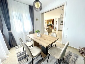 Apartment, 2 Bedrooms, Accessible, Smoking | Dining room