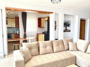 Apartment, 2 Bedrooms, Accessible, Smoking | Living room