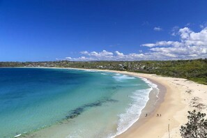 Beach - Dog friendly Mollymook Beach house with Hot spa, Aircon and coffee machine (Mollymook Beach)