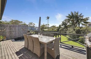 Outdoor dining - Dog friendly Mollymook Beach house with Hot spa, Aircon and coffee machine (Mollymook Beach)