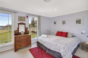 3 bedrooms, iron/ironing board, WiFi, bed sheets - Dog friendly Mollymook Beach house with Hot spa, Aircon and coffee machine (Mollymook Beach)