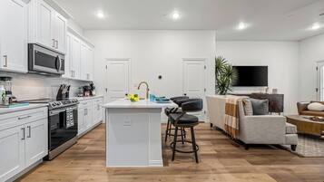 Refrigerador, microondas, horno, placa de cocina