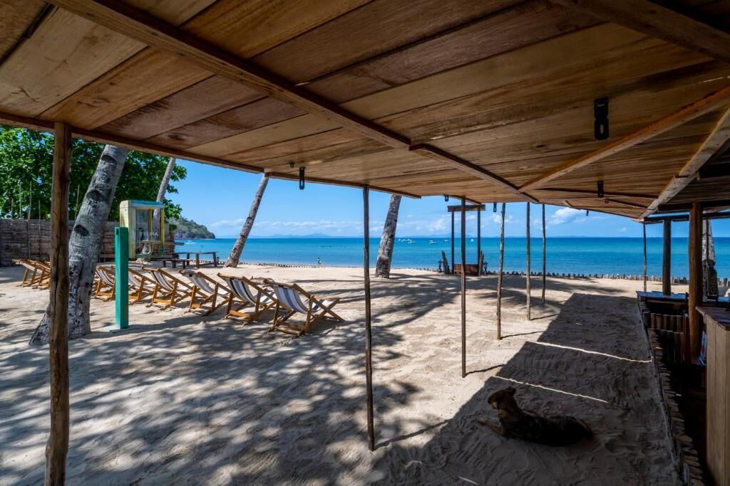 Pantai berhampiran, kerusi lepak pantai, tuala pantai, urut tepi pantai 