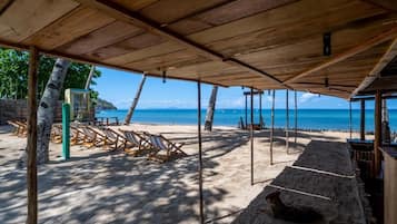 Pantai berhampiran, kerusi lepak pantai, tuala pantai, urut tepi pantai