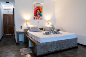 Caja fuerte, cortinas opacas, sistema de insonorización y wifi gratis