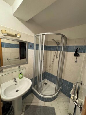 Apartment, 1 Schlafzimmer, barrierefrei, Raucher | Badezimmer