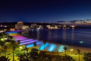 A coastal cityscape at night with a brightly lit beach and a city skyline in the background. - Umiaminokaze: 153 ㎡ fully reserved, BBQ terrace, 3 min. drive to Shirara Beach (西牟婁郡白浜町)