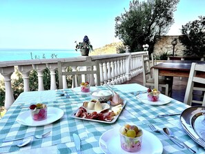Outdoor dining - THE HILL BY THE SEA (Marina di Palma)