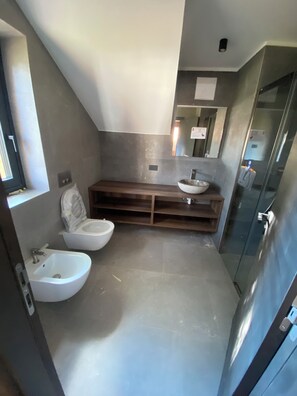 Sèche-cheveux, bidet, serviettes fournies, savon