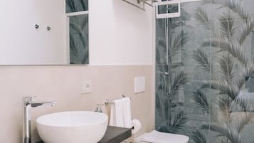 Camera Comfort | Bagno | Doccia, asciugacapelli, pantofole, bidet