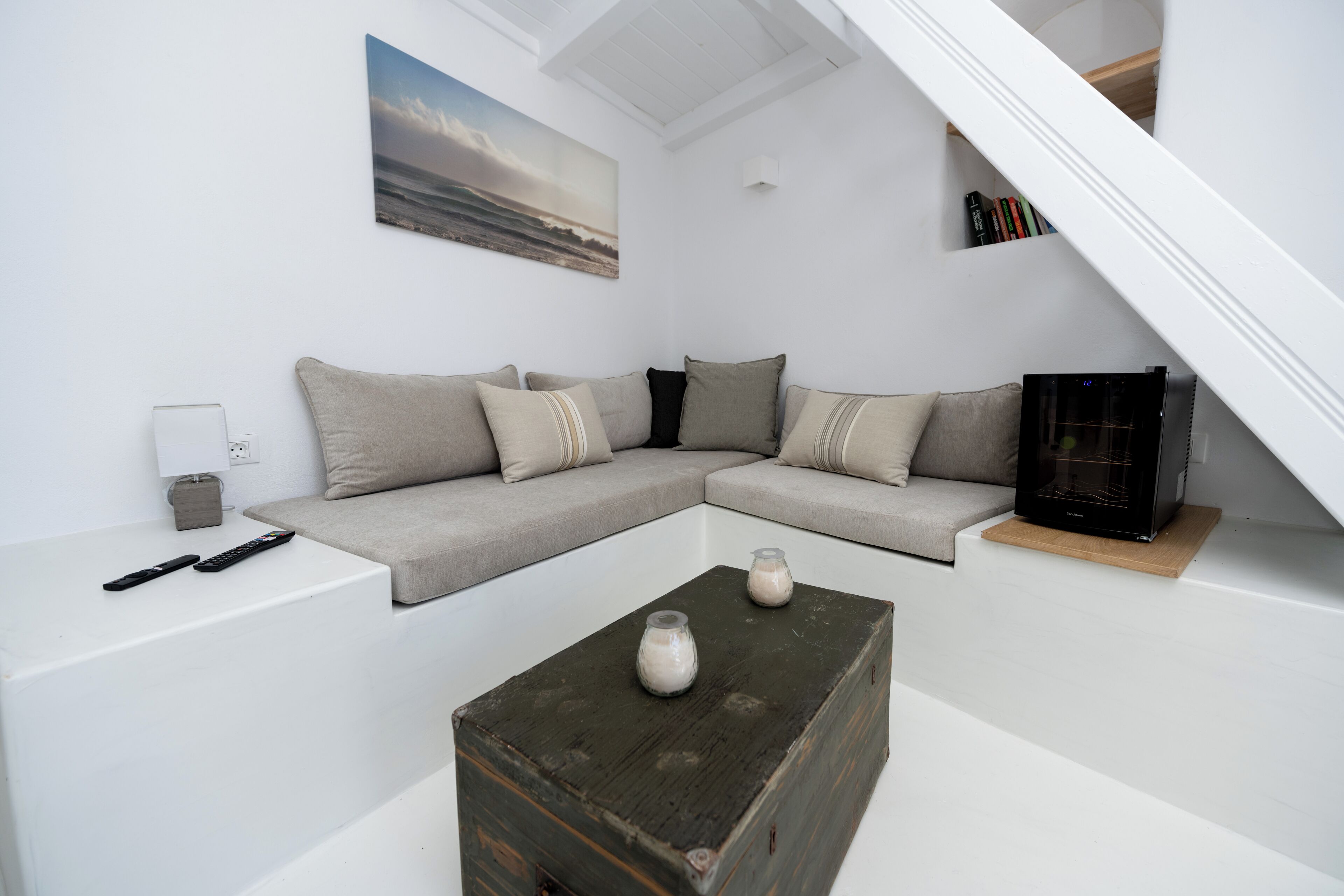 Ein modernes Wohnzimmer mit einem Ecksofa, einem Couchtisch und einem Bücherregal.