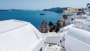 Edifici de parets blanques amb piscina i vistes al mar.