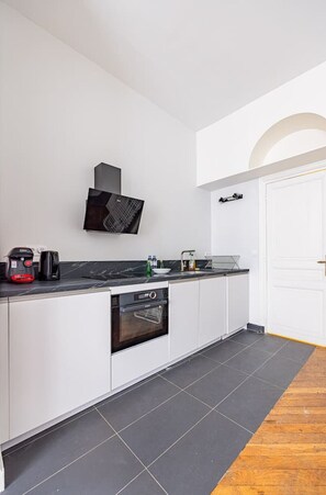 Uuni, liesi, astianpesukone, kahvin-/teenkeitin