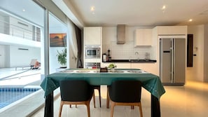 Refrigerador, microondas, horno, placa de cocina