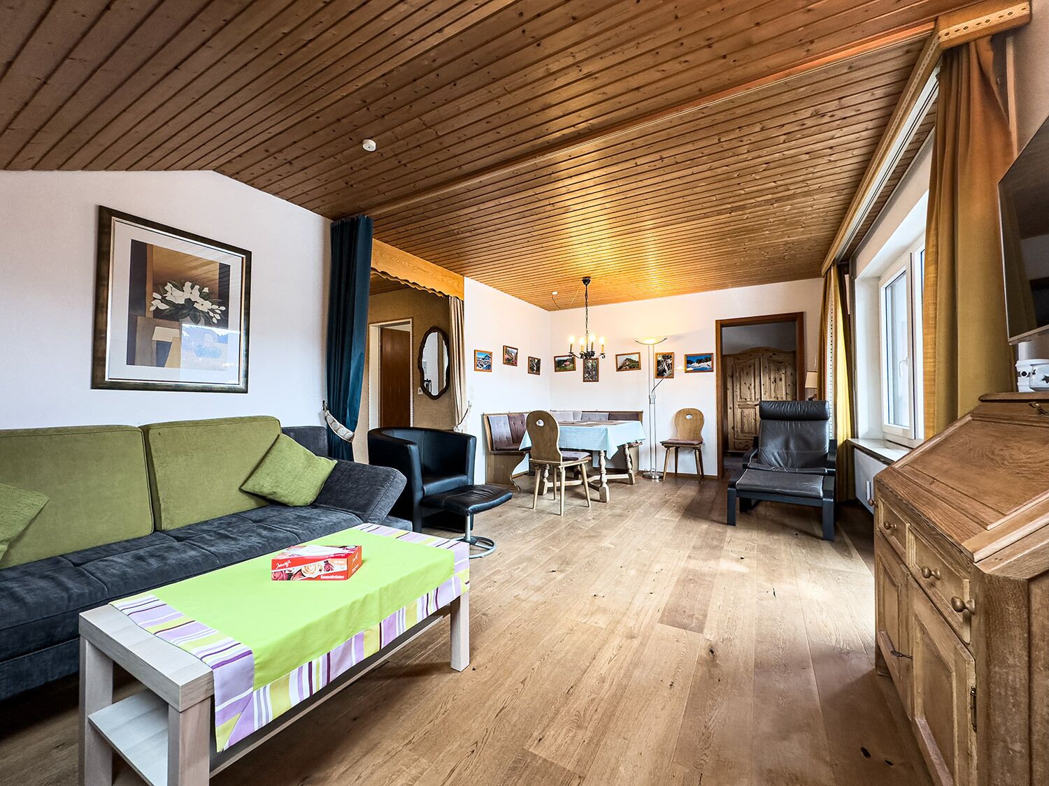 Fernseher, DVD-Player, Bücher, Stereoanlage