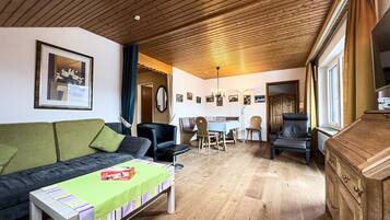 Fernseher, DVD-Player, Bücher, Stereoanlage