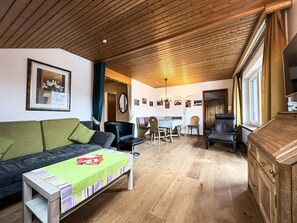 Una televisión, un reproductor de DVD, un reproductor estéreo