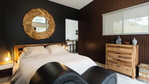 A modern bedroom with a bed, a wooden dresser, a mirror, and a window. - Cozy Hideaway in the Mountains of Altos de María (Sorá)