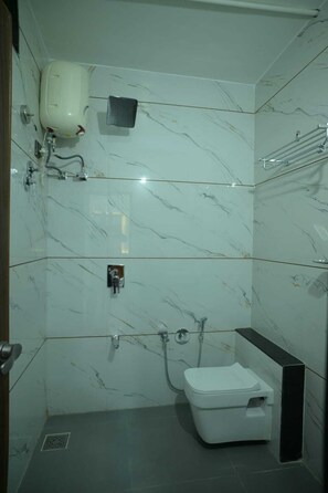 Economy Room | Bathroom