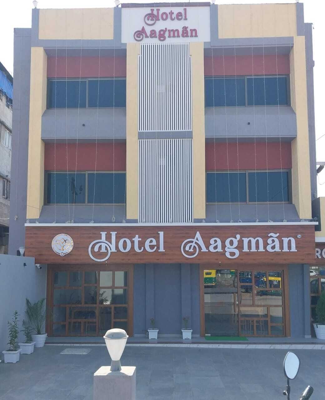 En byggnad med flera våningar, och en skylt som visar texten ”Hotel Aagman”.