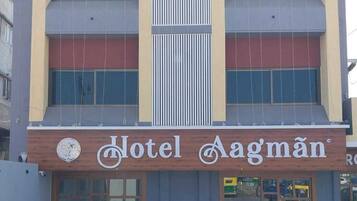 En byggnad med flera våningar, och en skylt som visar texten ”Hotel Aagman”.