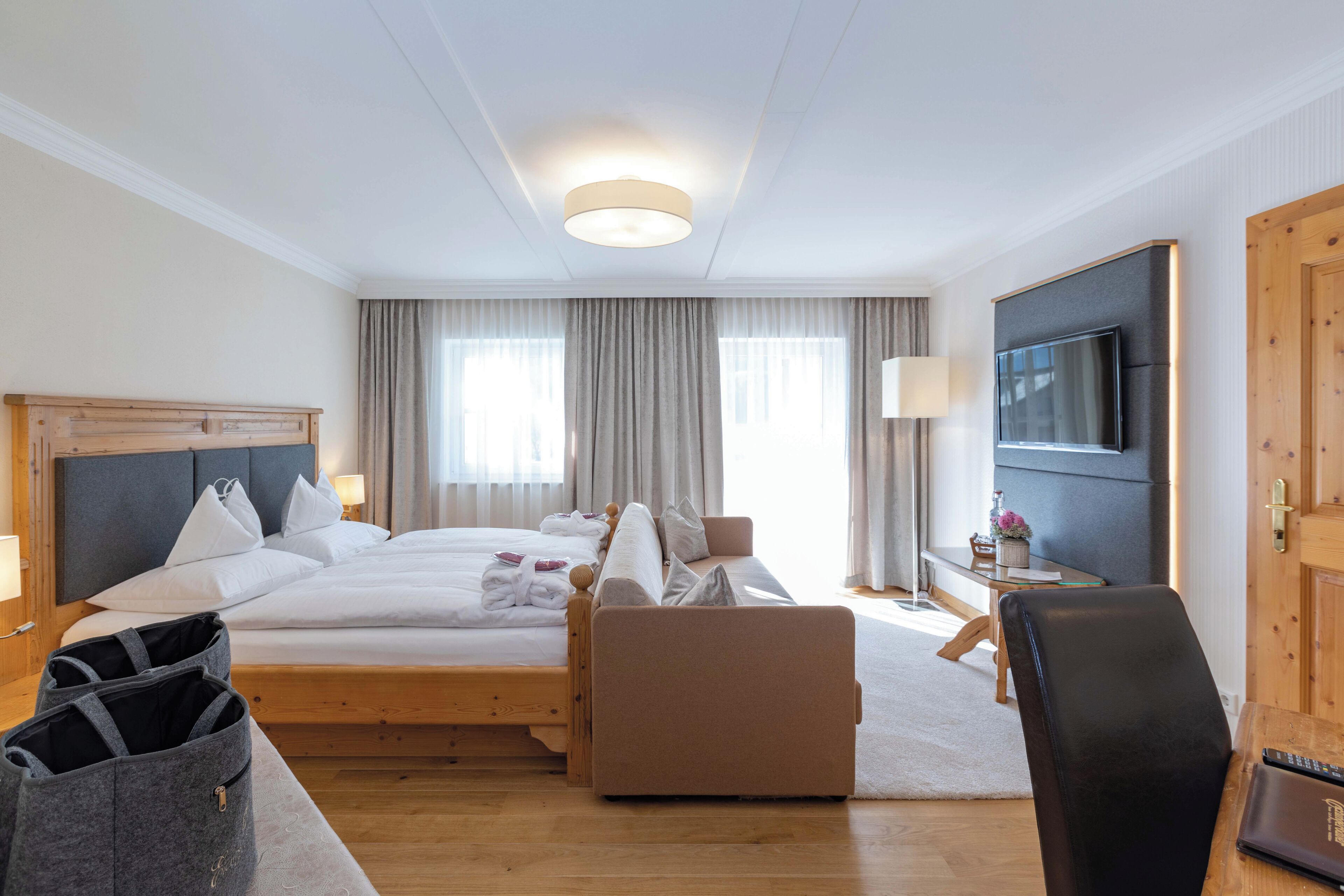 Traditional Suite, Mountain View | Iron/ironing board, free WiFi