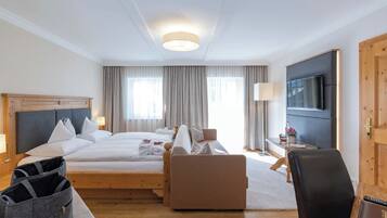 Traditional Suite, Mountain View | Iron/ironing board, free WiFi